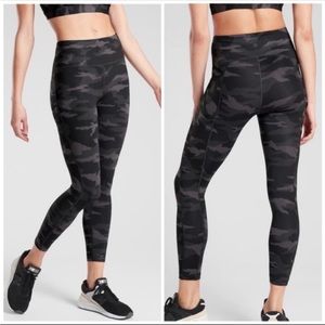 Athleta Ultimate Camo 7/8 workout leggings EUC size small